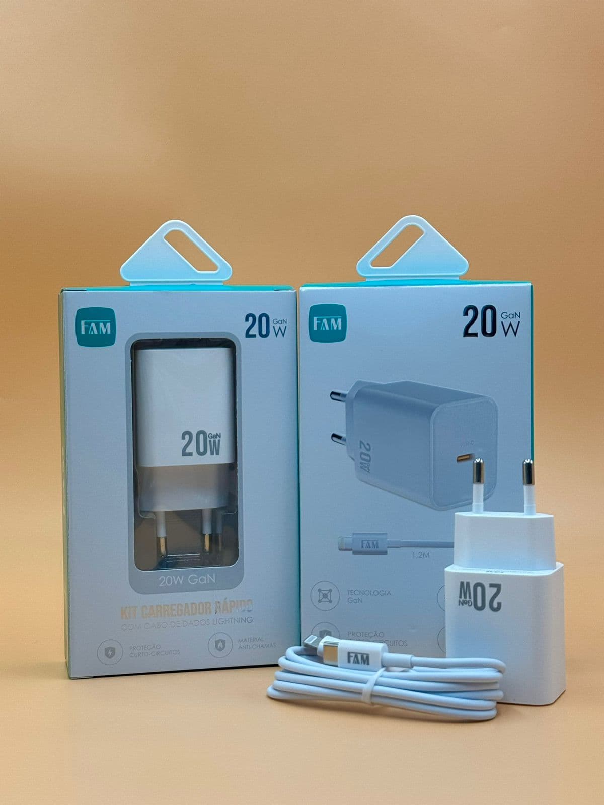 KIT CARREGADOR RÁPIDO COM CABO DE DADOS LIGHTNING FAM